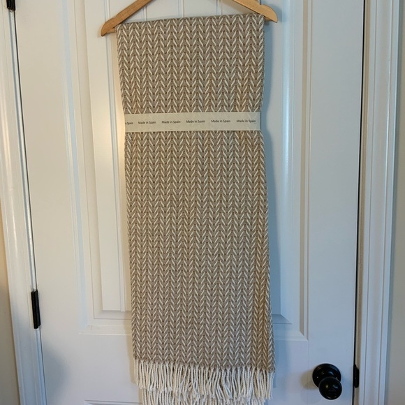 Vela Home Gray Throw Blanket - Picture 3 of 3